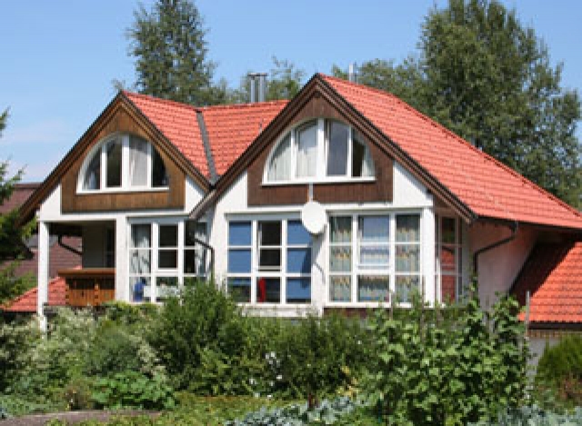 DISCERNING, CLOSE TO THE TOWN, SET AMID GREENERY